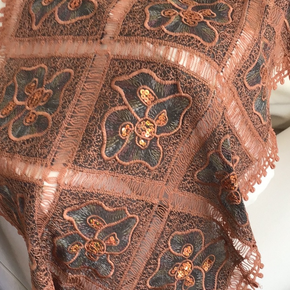 Beautiful table runner - Picture 8 of 14